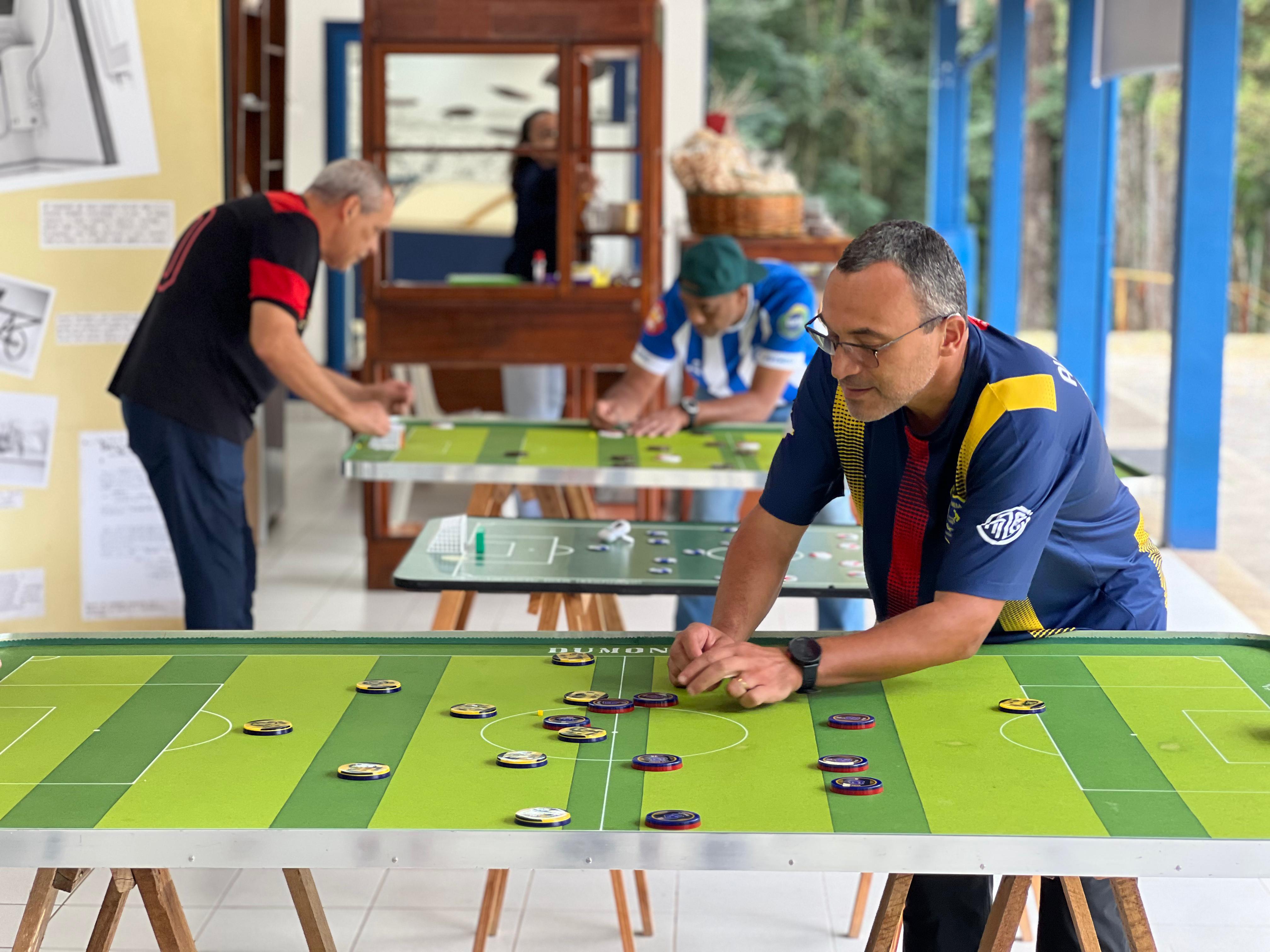 Vídeo: Futebol de mesa une gerações no Museu de Cabangu em Santos Dumont